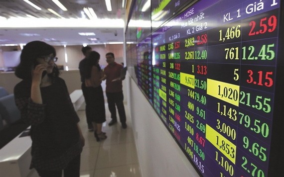 投資者在關注市證券交易所的實時股票行情電子板。（圖源：T.L）