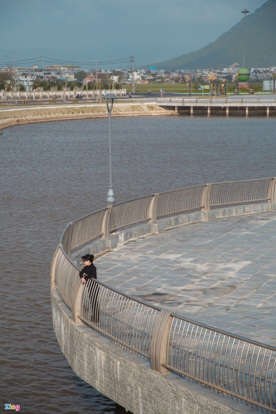 青綠涼爽的調節湖成為富安省吸引遊客的打卡地點。
