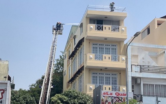 消防隊採用雲梯車進行滅火並營救被困人員。（圖源：PLO）