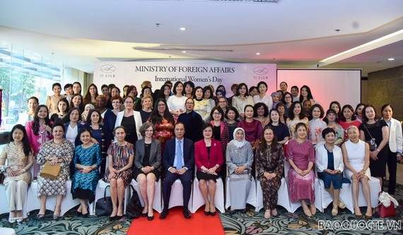 外交部副部長阮國勇（前中）同全體與會代表合影留念。（圖源：祖國報）