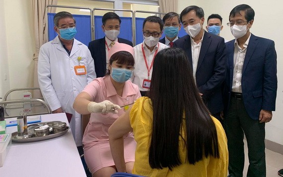 護士給志願者接種疫苗。（圖源：賢明）