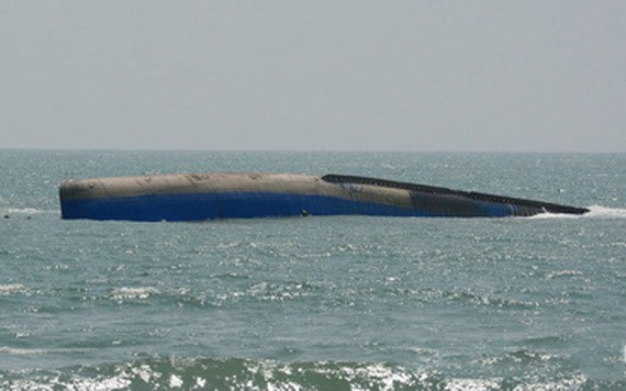 運載粉煤灰的貨船翻沉現場。（圖源：德仲）