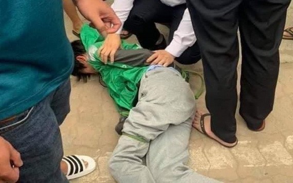 劫匪被當場制服。（圖源：黃俊）