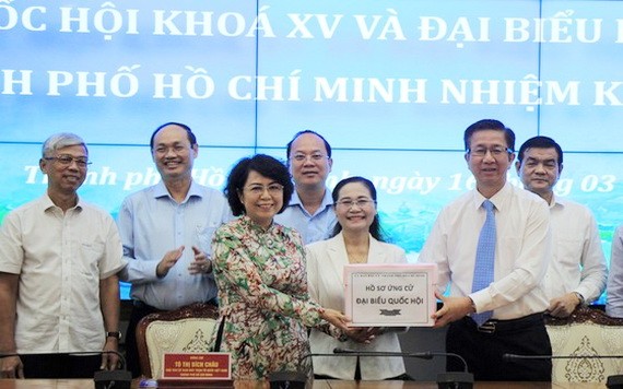 市選舉委員會向市越南祖國陣線委員會移交候選人卷宗。（圖源：黃宇）