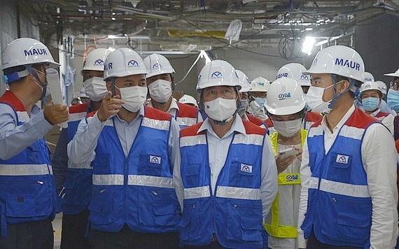 市人委會主席阮成鋒（前中）親往視察地鐵１號線巴遜地下站。（圖源：國英）