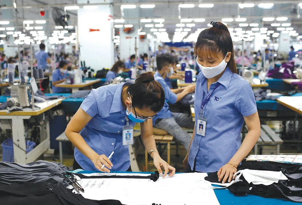 Năng suất lao động là một trong chỉ số để nâng cao năng lực cạnh tranh quốc gia. Ảnh minh họa nganh-det-may-vuot-vu-mon-covid-19-la-thang-lon_NCSN
