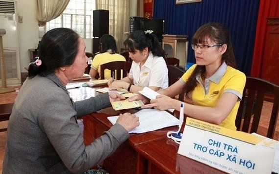 一位大娘在辦理領取社會福利津貼。（圖源：楊興）