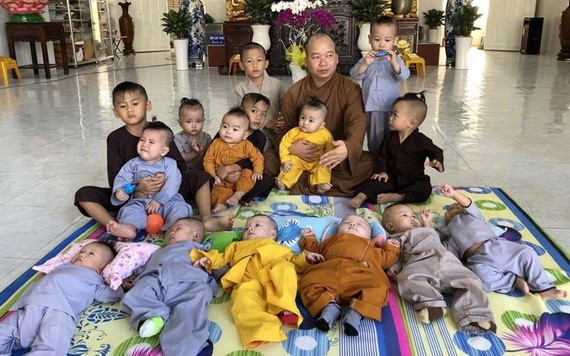 釋性平大德與得到寺院收養的孩子們合照。