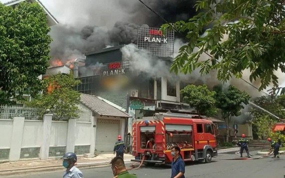 消防隊聞訊後趕抵火警現場，迅速開展滅火和營救行動。（圖源：T.L）