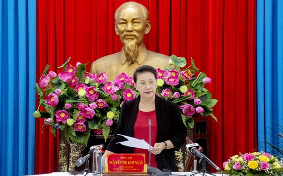 國會主席、國家選舉委員會主席阮氏金銀在會議上發表講話。（圖源：陳嶺）