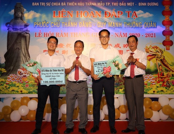 王永勝理事長(左二)同副理事長陳永安(右一)向本報編委文忠孝(左一)及醫院代表轉贈善款。王永勝理事長(左二)同副理事長陳永安(右一)向本報編委文忠孝(左一)及醫院代表轉贈善款。