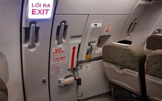 圖為飛機安全門。（示意圖源：互聯網）