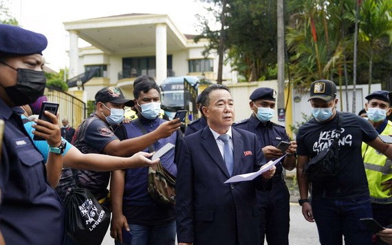 圖為3月21日朝鮮駐馬來西亞大使館臨時代辦金裕成在使館門外宣讀聲明。 （圖源：AP）