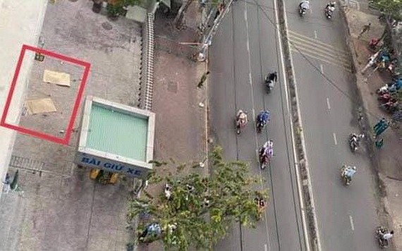 墜樓現場。（圖源：丁事）