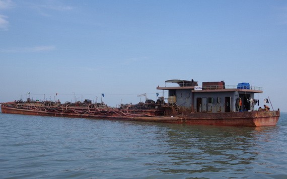 圖為一艘在芹耶河口流域上非法開採河沙的船隻。（圖源：勞動者報）