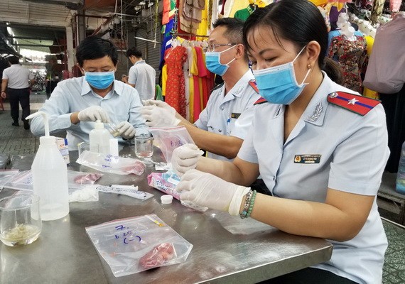 檢查團隊在范文二市場對某食品攤進行取樣做食品硼砂快速檢測。（圖源：H.T）