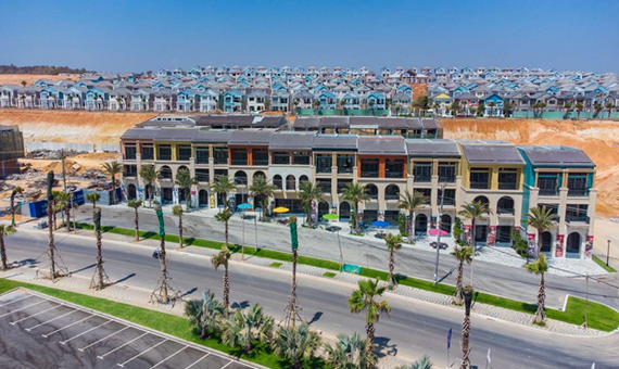 藩切NovaWorld項目的店屋工程正在加速施工。