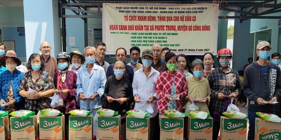 龍華寺慈善團向福忠鄉民派發禮物。