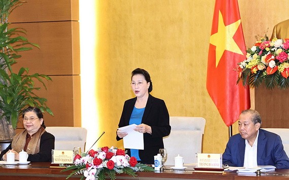 國會主席、國家選舉委員會主席阮氏金銀（中）主持會議。（圖源：越通社）