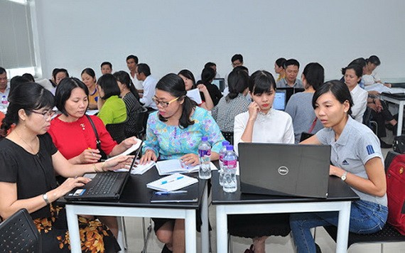 教師們在討論各科目相關問題。