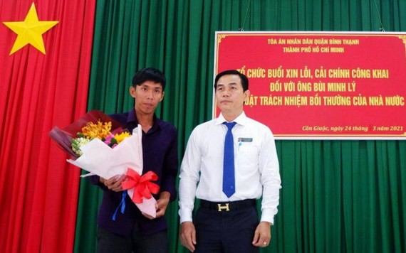 平盛郡人民法院副院長武玉歡（右）公開向裴明理道歉並送鮮花致意。（圖源：海棠）