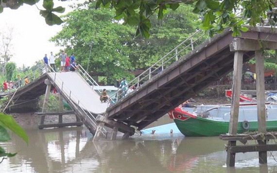 混凝土橋被撞塌現場。（圖源：阮仁）