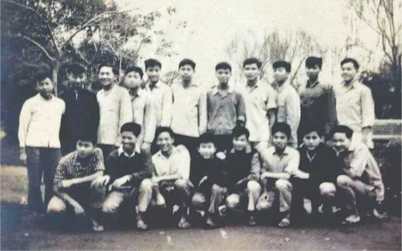 梁長高烈士（後排右二）求學時與同學們合影。