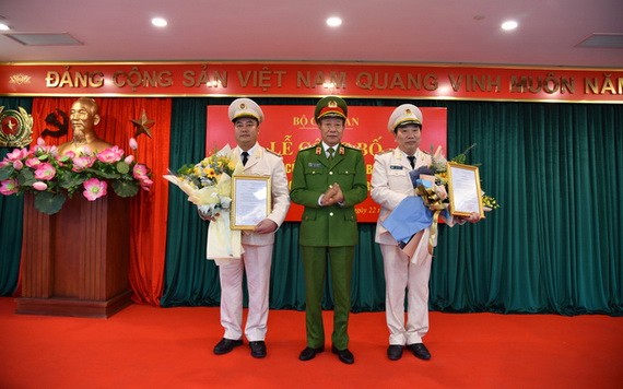 公安部副部長黎貴王上將（中）分別向范功元大校及蘇文惠少將頒授人事委任《決定》。（圖源：VGP）