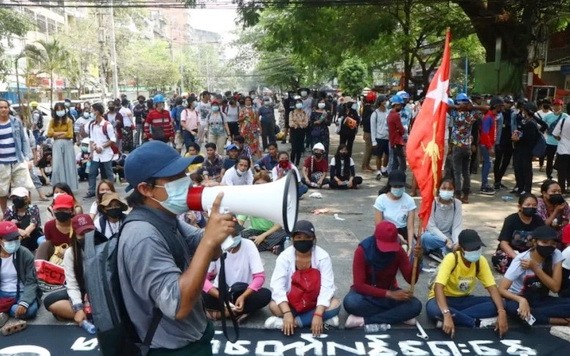 3月27日，緬甸仰光淡汶鎮抗議民眾佔領一條街道同軍警對峙。 （圖源：AP）