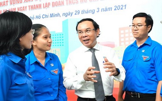 市委書記阮文年（右二）與共青團員交談。（圖源：越勇）