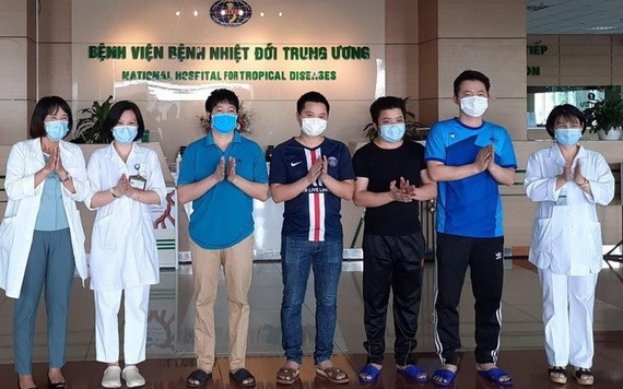 新冠肺炎患者痊愈出院前與醫護人員合照。（示意圖源：中央熱帶病醫院）