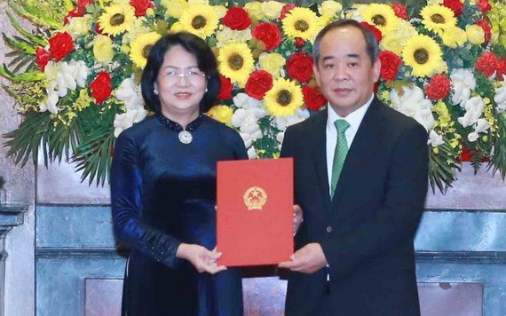 黎慶海同志（右）從國家副主席鄧氏玉盛手中接過人事委任《決定》。（圖源：越通社）