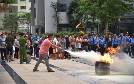 本市某公寓居民進行滅火消防演習，增強消防安全意識及應變能力。（圖源：如玉）