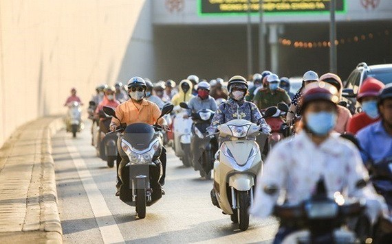 天氣酷熱民眾出外都穿上外套、戴口罩防曬。（示意圖源：互聯網）