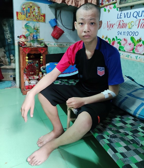 黎黃仲安病倒後身體變得瘦弱無力。