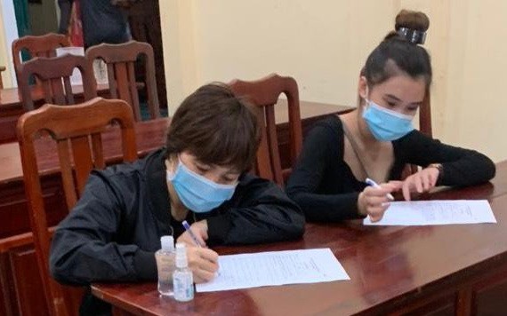 被查獲的兩名非法入境者在填寫醫療申報。（圖源：前鋒）