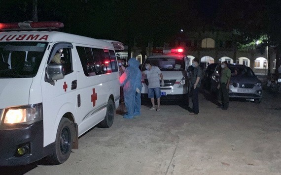 職能力量將非法入境的外籍人員送往集中隔離區。（圖源：黎銀）