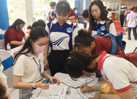 勞動者在就業平台上尋找工作機會。（圖源：清宇）