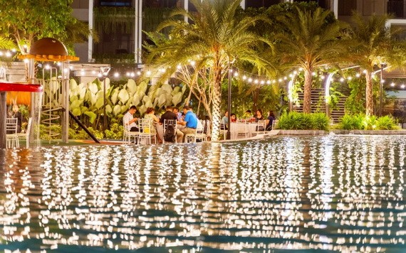 居民盡情享受在The Standard項目區內的湖邊晚宴（實景圖）