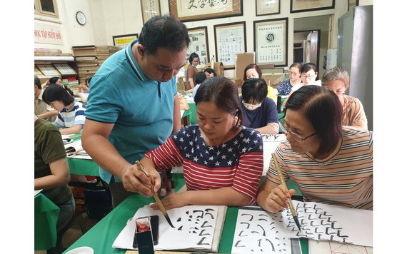 林漢城書法家向學員介紹書法概念及執筆技巧。