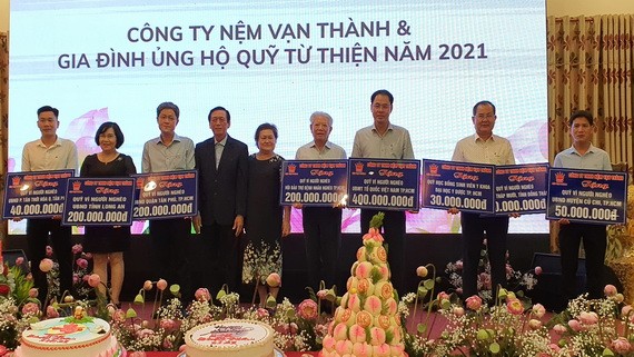 楊文德伉儷捐贈善款給各單位。