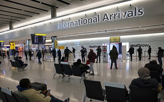 人們在倫敦希思羅機場的到達大廳等候。 （圖源：路透社）