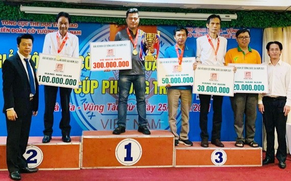 華人棋手鄭亞創(左二)及華人棋手范啟源(右三)領獎。