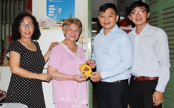 麒麟(右二)代表“張豐裕教育基金”向朱淑玲老師(左二)贈送撫恤金。