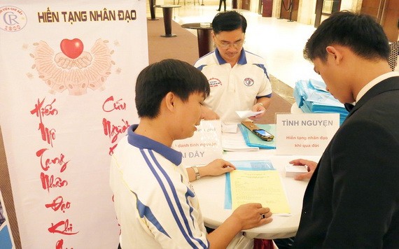 大水鑊醫院醫生（白衣）指引民眾辦理器官捐贈手續。