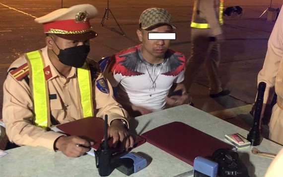 交警檢測駕駛者的酒精濃度。（圖源：交警局）