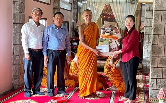 越南祖國陣線中央委員會副主席張氏玉映（右）向安江省知尊縣帥索寺僧侶祝賀傳統新年並贈送禮物。（圖源：國忠）