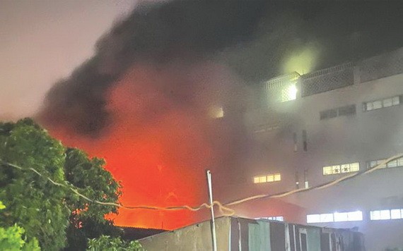 第十一郡某膠廠深夜失火