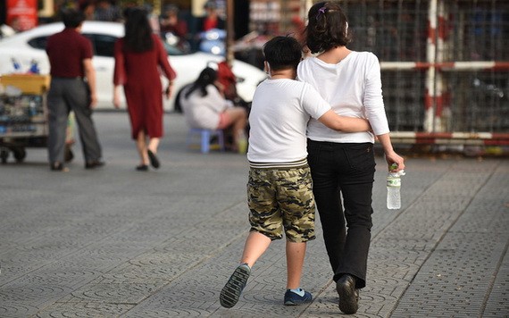 父母需撥出時間陪伴孩子，以成為孩子的朋友。