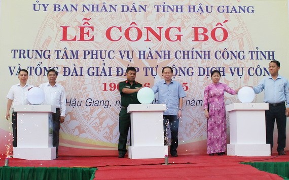 後江省公共行政勞務中心與開通1900866895公共勞務自動解答總台公佈儀式。（圖源：越通社）